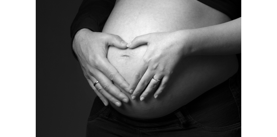 zwangerschapsfotografie-Amersfoort-handen-op-buik
